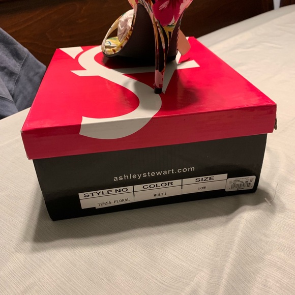 Heels - Picture 2 of 2